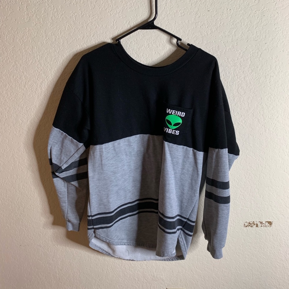 BLACK AND GREEN SWEATER